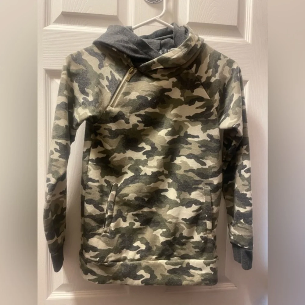 10/$20🔥‎ Ampersand Camouflage sweatshirt